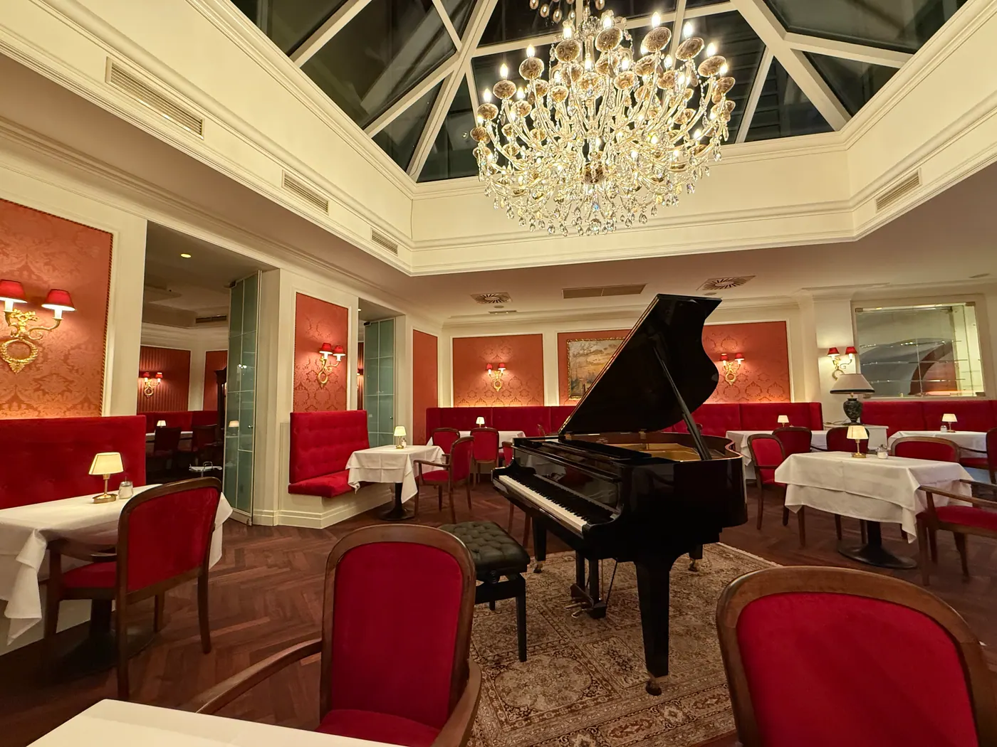 Innenansicht des Café-Restaurants im Café Herzog