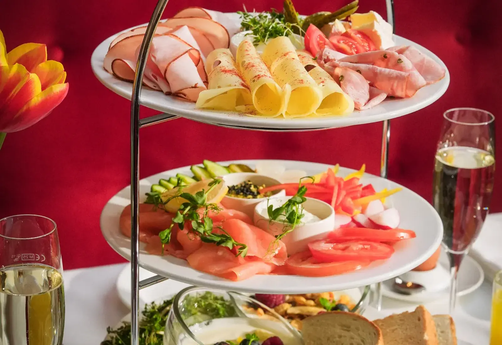 Frühstück und Kaffeehaus-Atmosphäre im Café Herzog