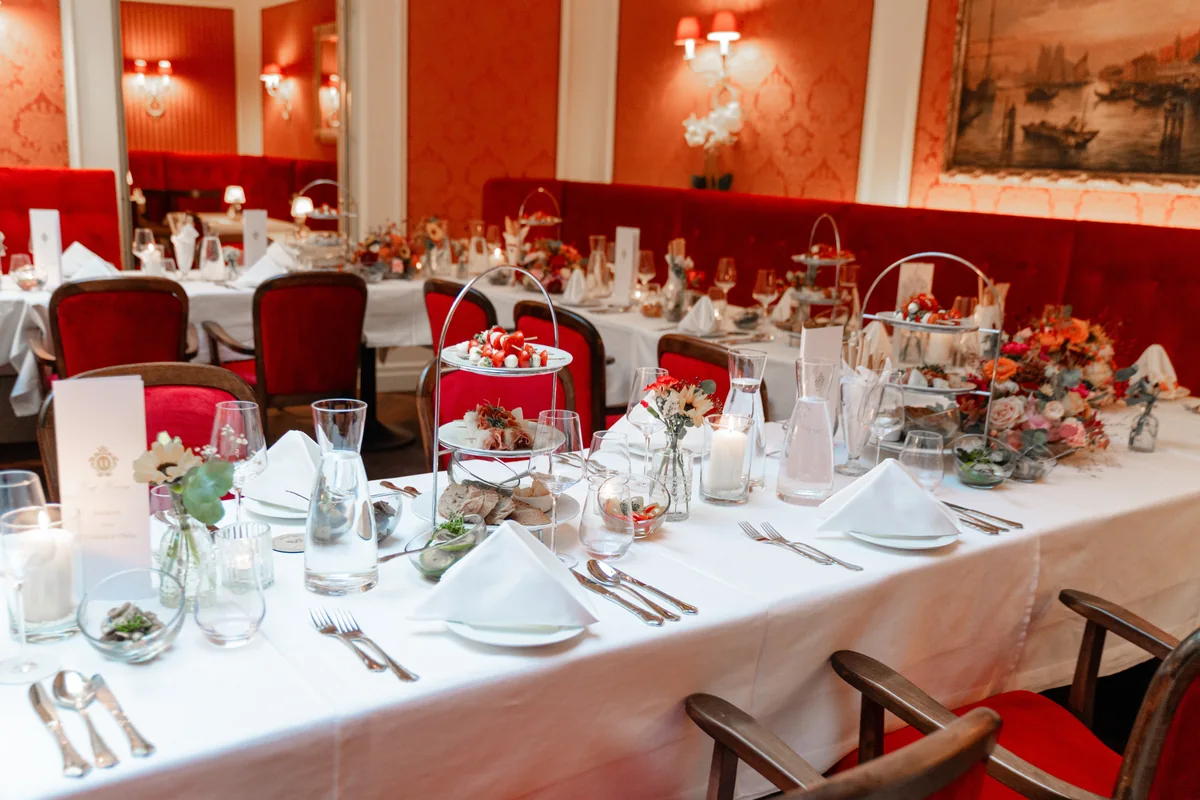 Gedeckter Tisch für ein Abendessen im Café Herzog